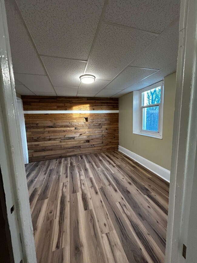 Building Photo - 92 Farview St