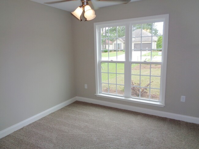 Building Photo - A RARE FIND! 4/2 Near I75 4 Bedroom 2 Bath...