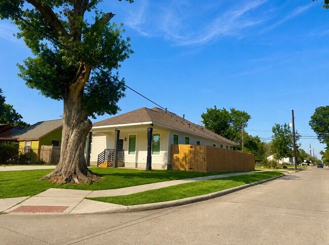 Building Photo - 623 Munger St