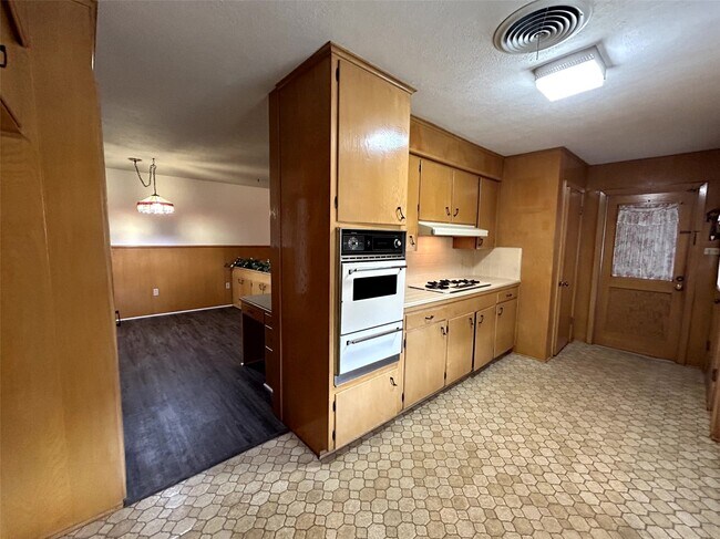 Building Photo - 1902 Gillette St