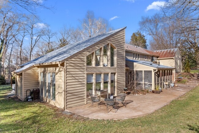 Building Photo - 303 Henderson St