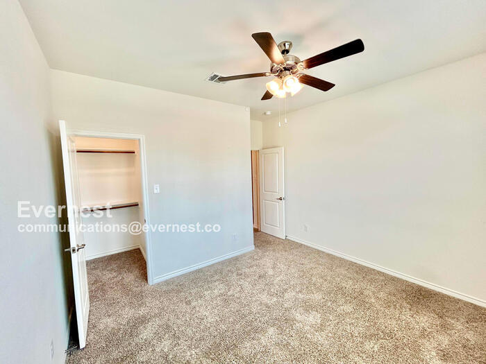 Building Photo - 2462 San Marcos Dr