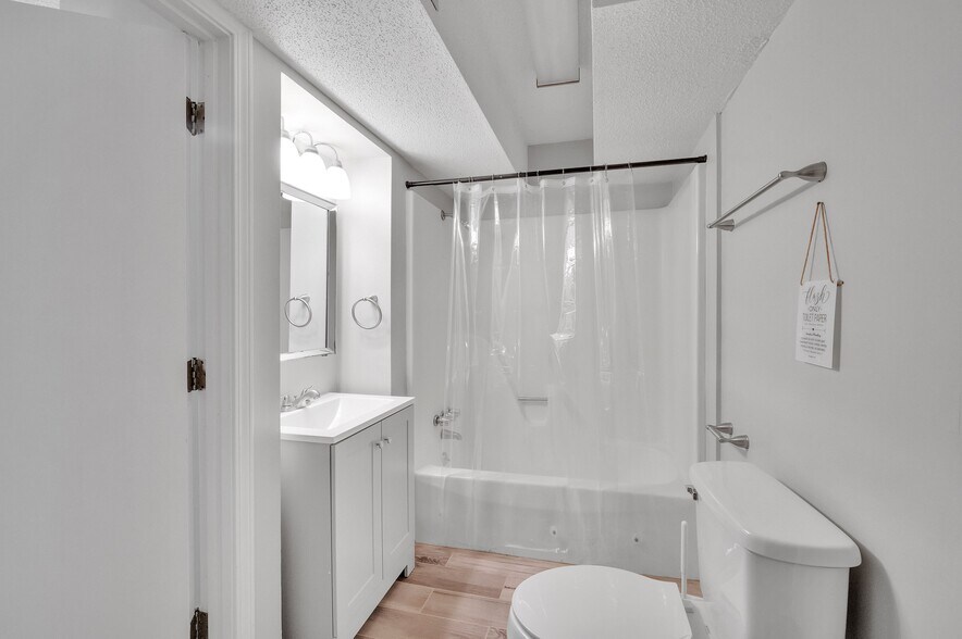 Building Photo - 8205 Knollwood Cir