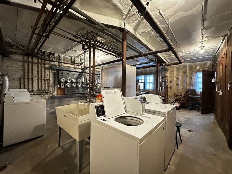Building Photo - 2633 W Ainslie St