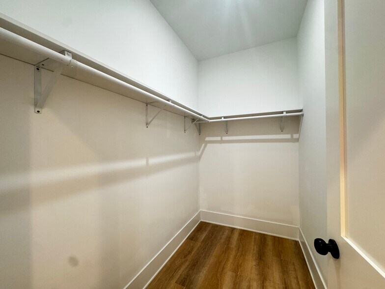 Building Photo - 2425 W Cortez St