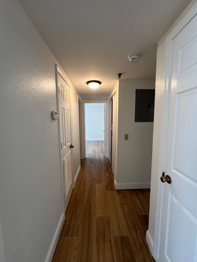 Building Photo - "Charming 2-Bed, 2-Bath Haven in Hollister – Your Perfect Retreat Awaits!"