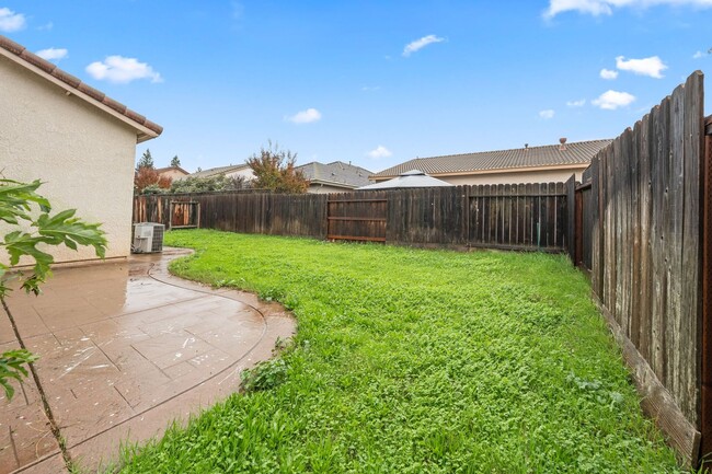 Building Photo - 10228 Pedra Do Sol Way