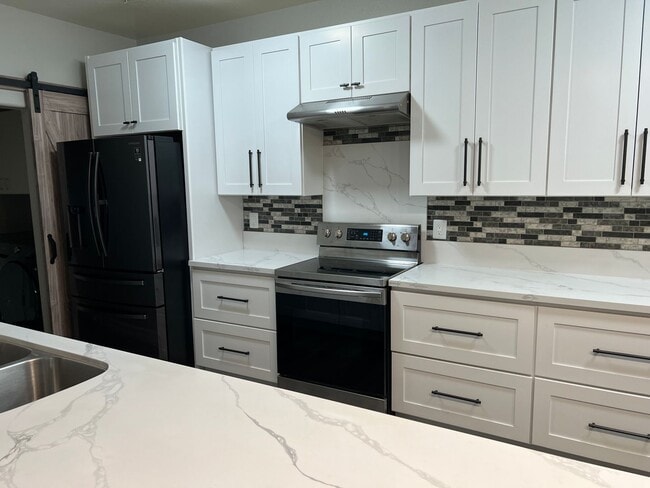 Building Photo - Upgraded Single Story First Floor Condo in Gated Community at Popular Madison Park Villas