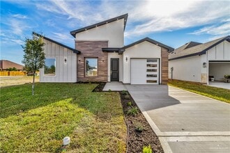 Building Photo - 20 E Sabinal Ave