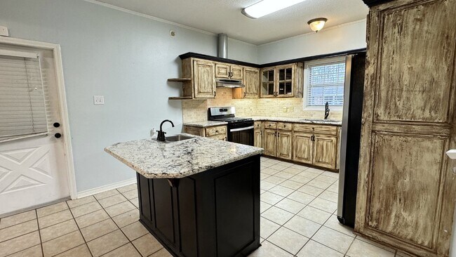 Building Photo - 203 Williamsburg Dr