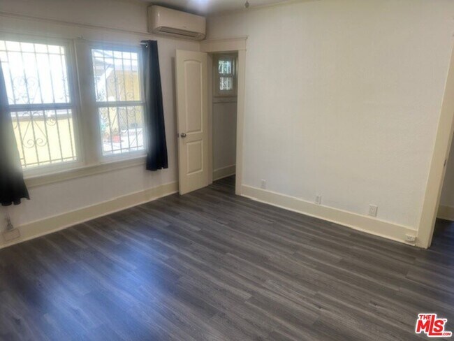 Building Photo - 5850 Arlington Ave