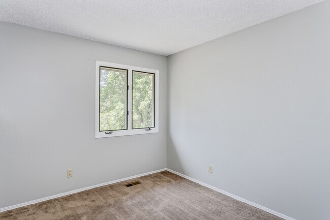 Building Photo - 2226 S Linden Ct