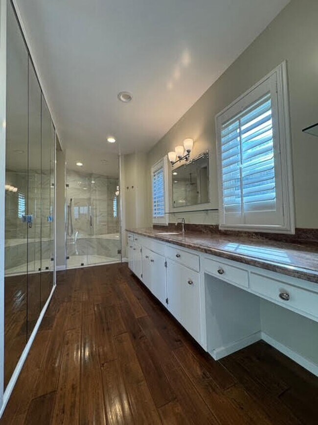 Building Photo - 714 Oceanview Dr