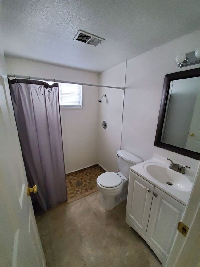 Building Photo - Close proximity to City Park!