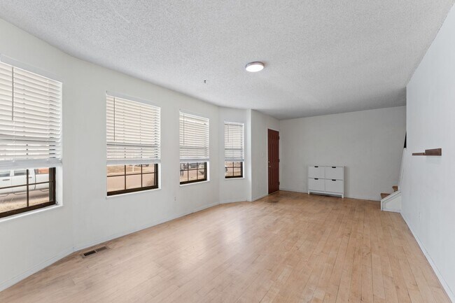 Building Photo - Tri-Level 4 Bed Home Near Ft. Carson