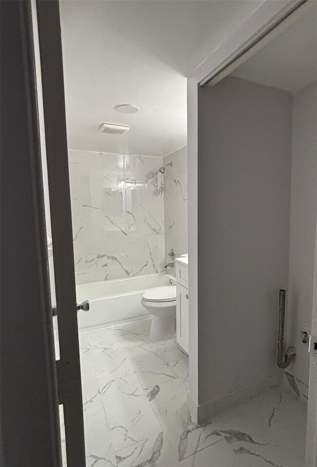 Building Photo - 4152 Inverrary Dr