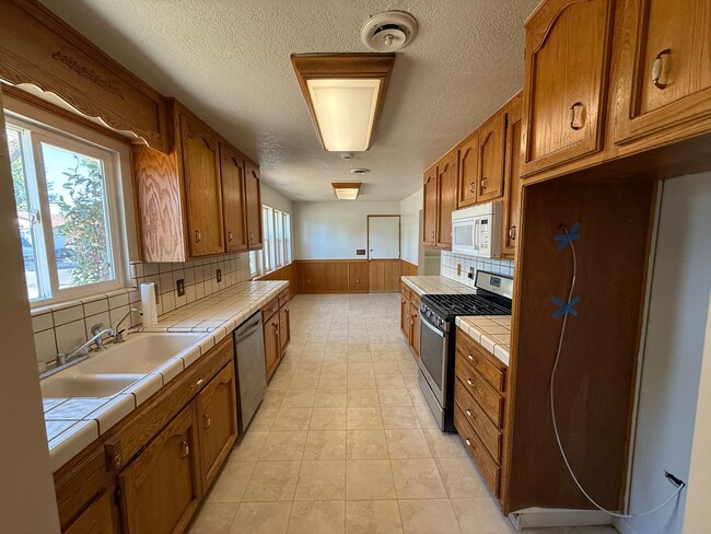 Building Photo - Single story home in east Modesto!