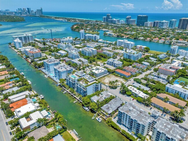 Building Photo - 9940 W Bay Harbor Dr