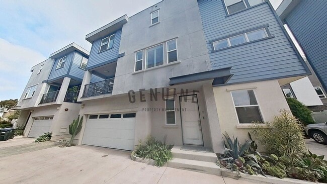 Building Photo - 3Bd 2.5Ba Townhouse w/Rooftop Deck
