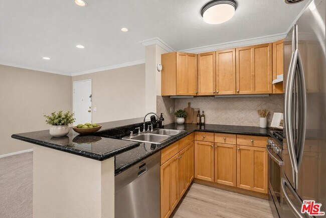 Building Photo - 6505 Green Valley Cir