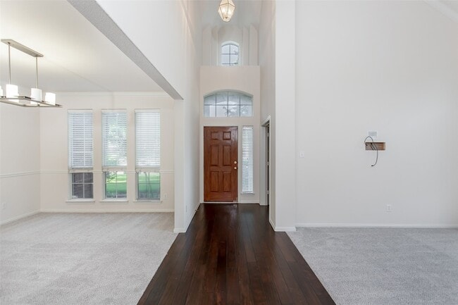 Building Photo - 915 Falcon Trail