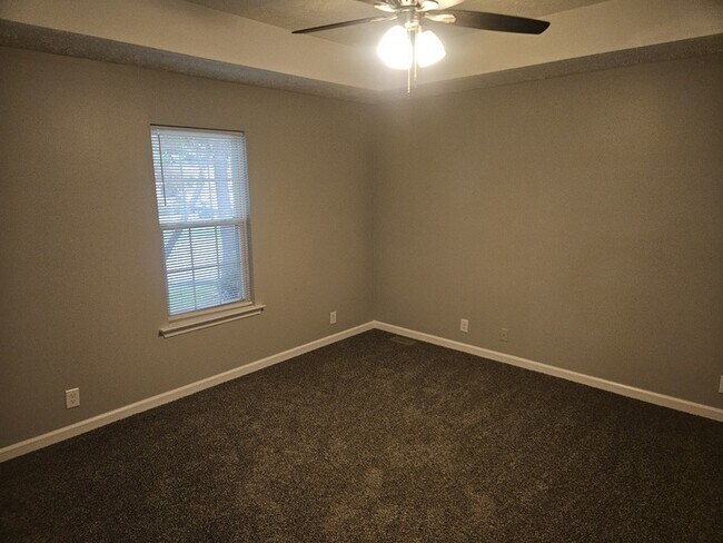 Building Photo - 1911 Pecan Ridge Dr