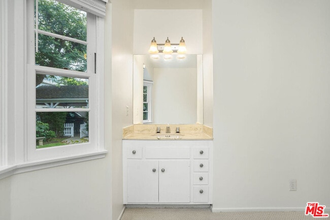 Building Photo - 547 Stassi Ln