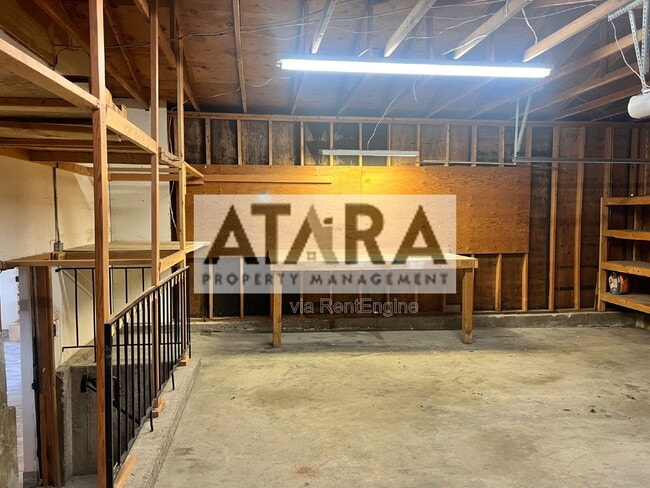 Building Photo - 270 Country Club Dr