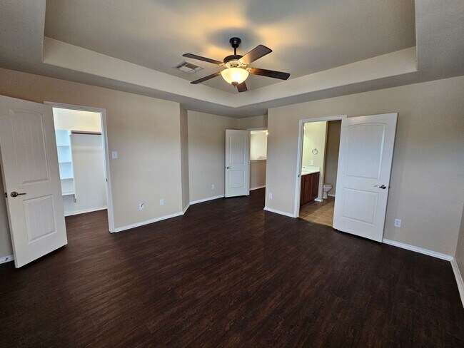 Building Photo - Available now ready for immediate move in  $500 off second month's rent move in special
