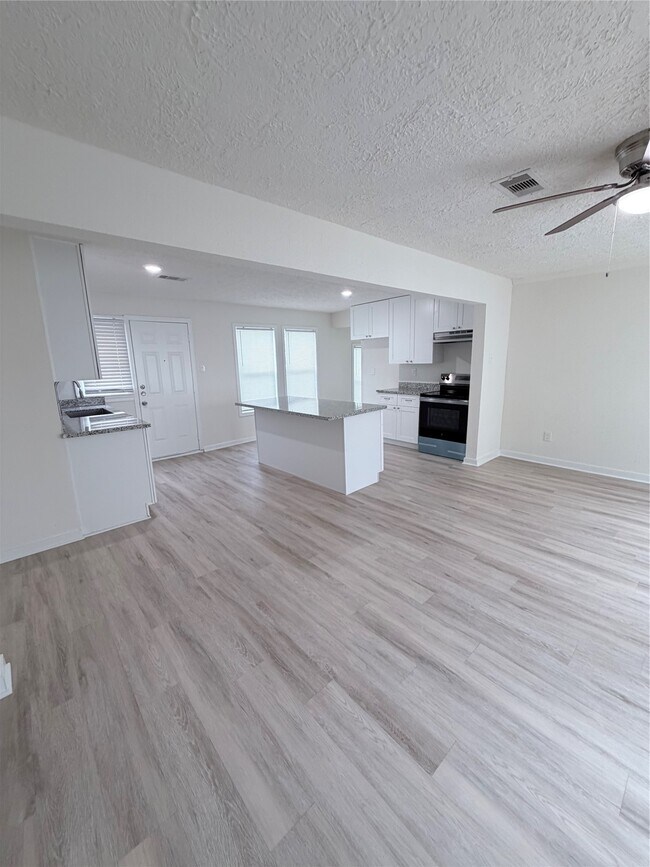 Building Photo - 1112 3rd St