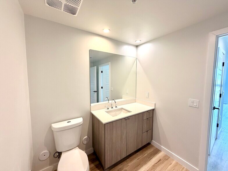 Building Photo - 421 SW 5th Ave