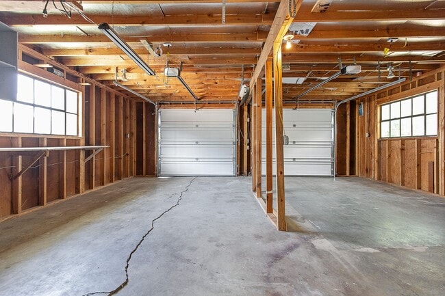 Building Photo - 3 Bedroom 2 Bath Conveniently Located House!