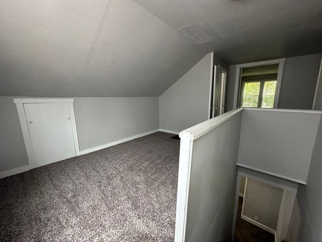 Building Photo - PRELEASING for AUGUST! Close to Campus