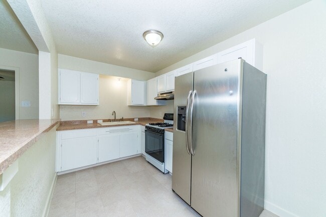 Building Photo - Charming 3-Bedroom