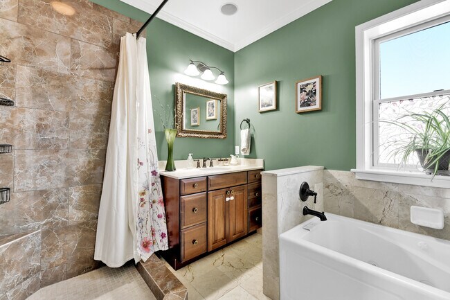 Building Photo - 307 S Chapel St