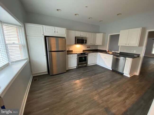 Building Photo - 28447 Pinehurst Cir