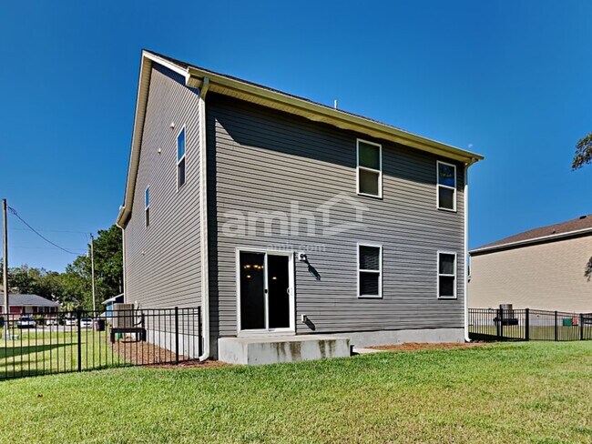 Building Photo - 984 Theodore Rd