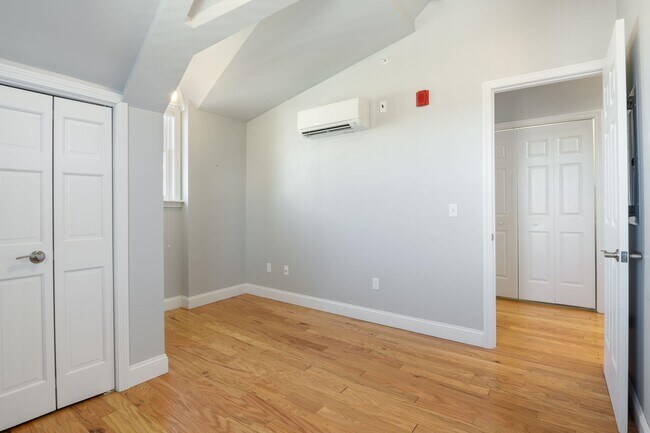 Building Photo - 303 Islington St