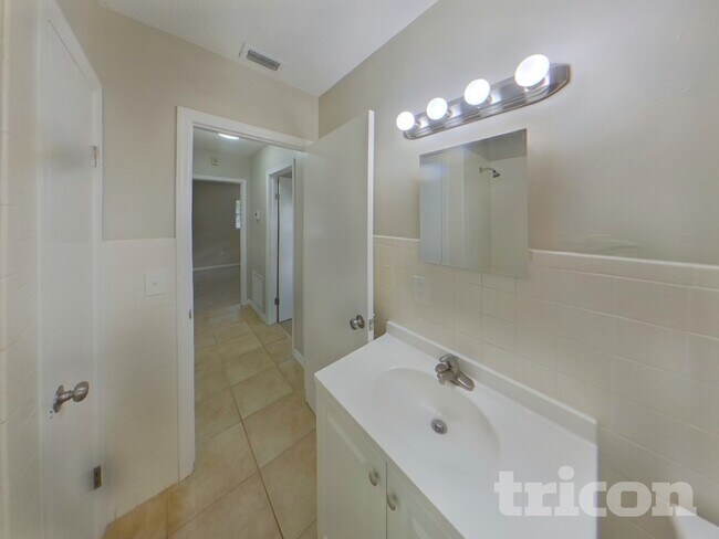 Building Photo - 10811 La Vista Loop