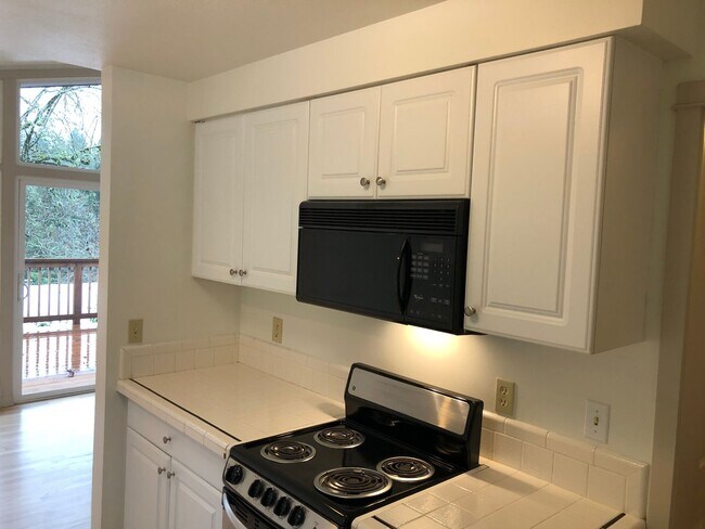 Building Photo - Updated 3 bedroom 3 bath house in Eugene!