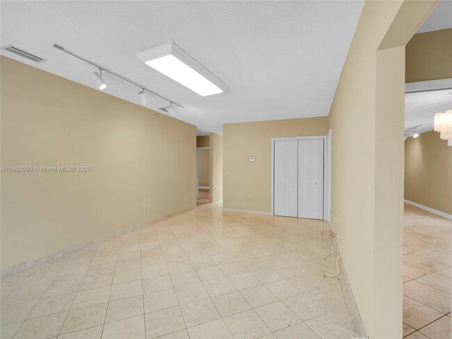 Building Photo - 1109 Biarritz Dr