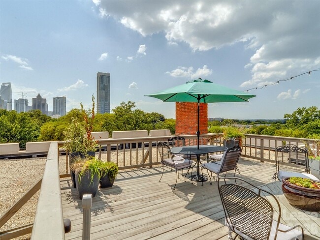 Building Photo - 301 W 10th St