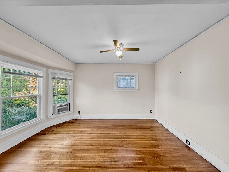 Building Photo - 1027 Lakepointe St
