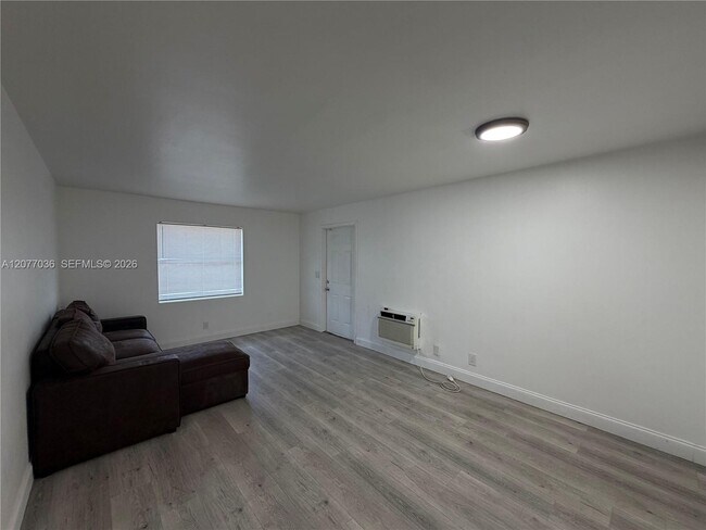Building Photo - 1245 W 35th St