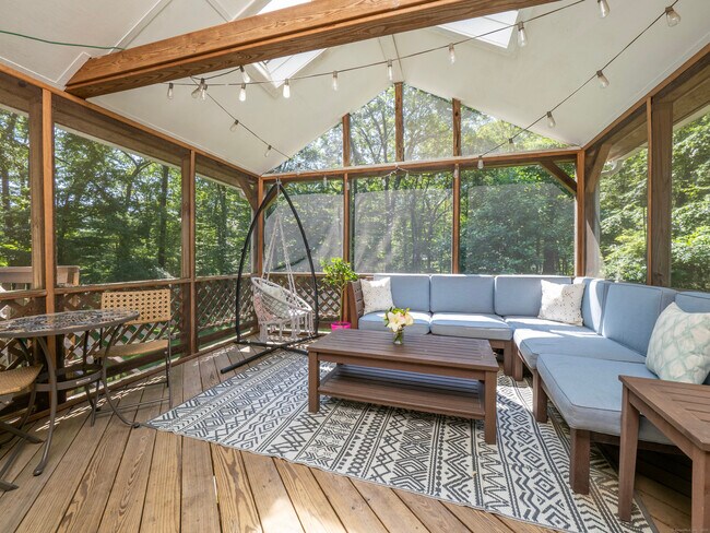 Building Photo - 31 Carriage House Dr