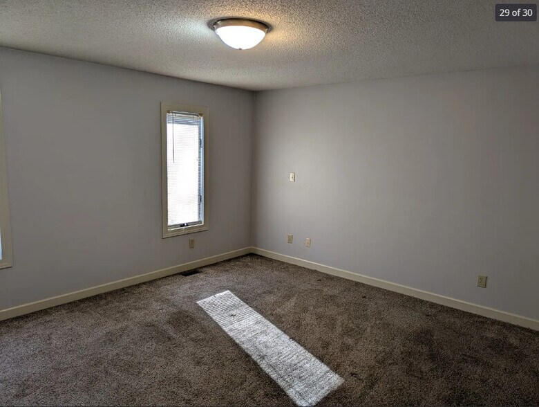 Building Photo - Room in Apartment on Knollwood Dr