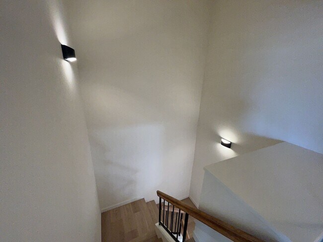 Building Photo - NEWLY REMODELED 3 BEDROOM 3 BATH