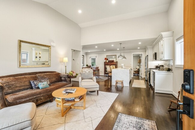 Building Photo - ELEGANT AND SPACIOUS 5 BEDROOM 3 FULL BATHROOM HOME IS AVAILABLE 3-1-2026  IN THE ROSEMARY HILLS ...