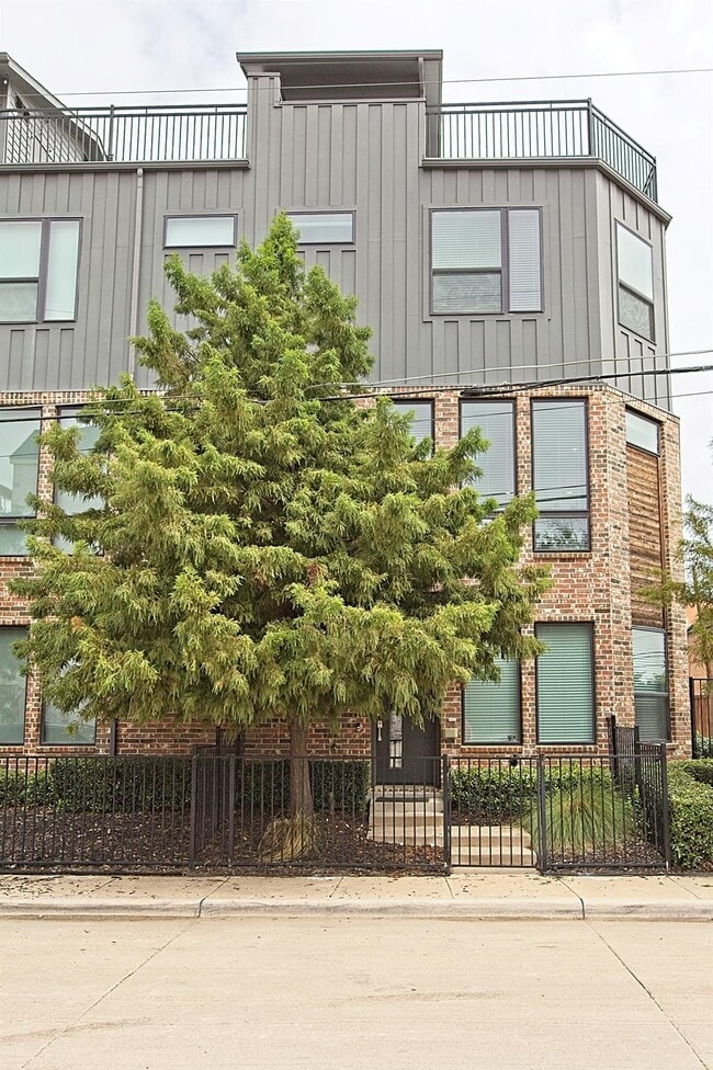 Primary Photo - 1405 Bronson Ct