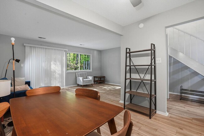 Building Photo - MINUTES to UNC!! 2 Bed 2.5 Bath Townhome - FURNISHED!  $500 Move in Incentive!